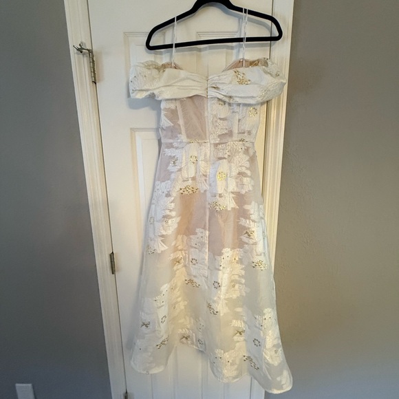 Elliatt Octavia Midi Dress in Ivory & Gold - Picture 3 of 7